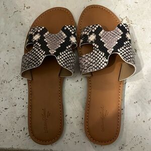 Universal Thread. Size 7